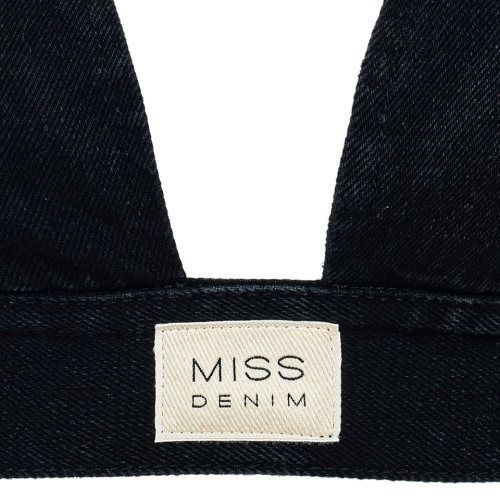 Tył czarnego topu jeansowego vintage z widoczną metką – minimalistyczny denimowy top damski w kolorze czarnym.