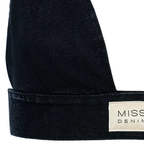 Zbliżenie materiału czarnego topu jeansowego vintage – dopasowany top z denimu damski w stylu Y2K.