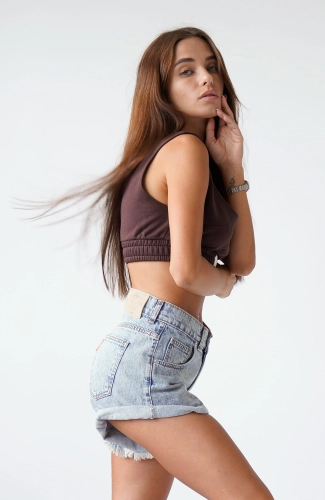 boyfriend beige szorty bok na modelce.jpg