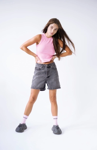 midi szorty szare baseline i rozowy top na modelce.jpg