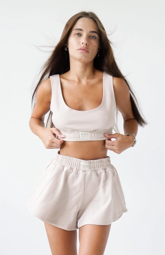 beige flippy dres na modelce przod.jpg