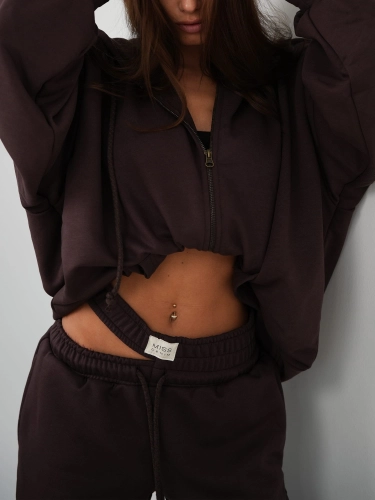 czekoladowy zestaw DRESOWY MISSDENIM ZESTAW CZEKOLADOWY DRES SPODNIE Z PODWÓJNYM PASKIEM DRESOWE MISSDENIM I BLUZA CROP BRĄZOWY DRES SPODENI DRESOWE BLUA HOODIE CZEKOLADOWY BRAZOWY MOKKA MISSDENIM ROZCIETE SPODNIE PODWOJNY PAS.png