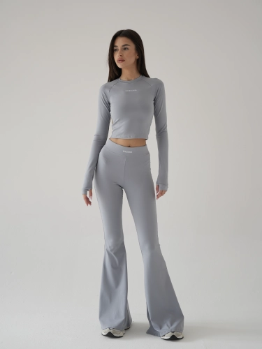 SZARY COOL GREY ZESTAW MISSDENIM DZWONY PLUS LONGSLEEVE BLUZKA Z LOGO.png