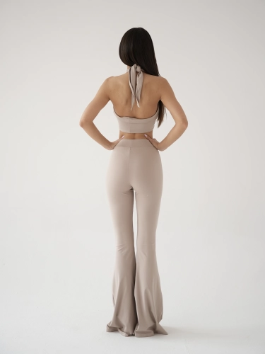 BEZOWY ZESTAW BEIGE MISSDENIM DZWONY SZEROKIE DLUGIE LEGGINSY.png