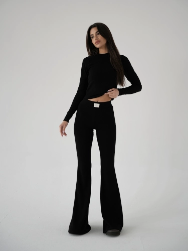 DZWONY COZY CZARNE Z TOPEM Z DLUGIM REKAWEM BLUZKĄ MISSDENIM FLARED PANTS LEGGINSY PILATES.png