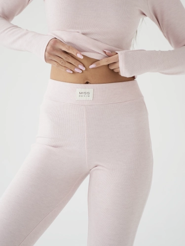 BABY PINK DZWONY ZBLIUZENIE NA MATERIAL PRĄŻKOWANY SWETEREK DELIKATNY WIOSENNY.png