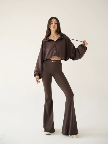 ZESTAW CZEKOLADOWY OD MISSDENIM FLIPPY BLUZA I DZWONY LEGGINSY SZEROKIE CZEKOLADOWY BRĄZOWY MODIVO MISSDENIM ZALANDO NA LATO WIOSNĘ DLA KOBIET.png