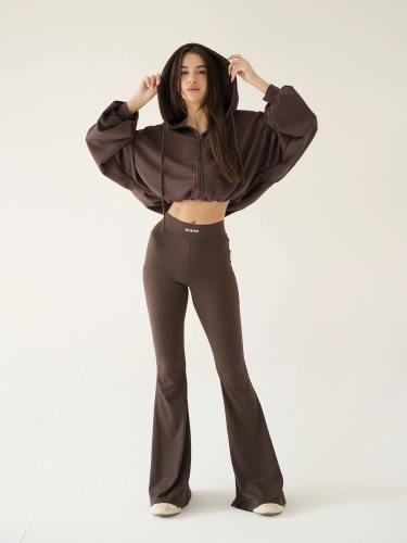 CZEKOLADOWY BRĄZOWY ZESTAW KOMPLET MISSDENIM DRESOWY DRES LEGGINSY DZWONY FLARED PANTS SZEROKIE NA PILATES NA WIOSNĘ.png