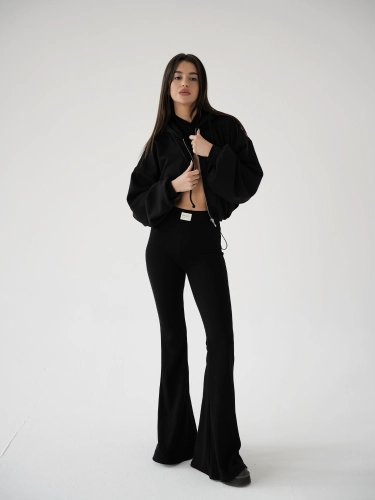 BLUZA-CZARNA-FLIPPY-BLACK-CROP-MISSDENIM-Z-ZESTAWEM-COZY-BLACK-DZWONY-FLARED.png