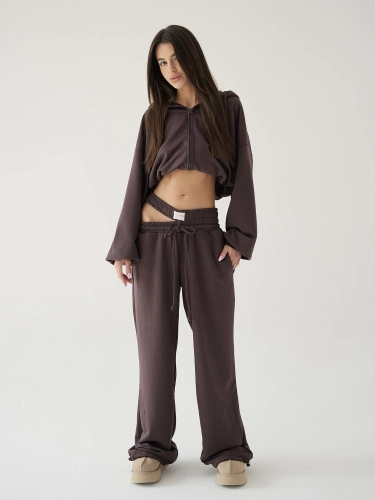 ZESTAW CZEKOLADOWY DRES SPODNIE Z PODWÓJNYM PASKIEM DRESOWE MISSDENIM I BLUZA CROP BRĄZOWY DRES SPODENI DRESOWE BLUA HOODIE CZEKOLADOWY BRAZOWY MOKKA MISSDENIM ROZCIETE SPODNIE PODWOJNY PAS.png