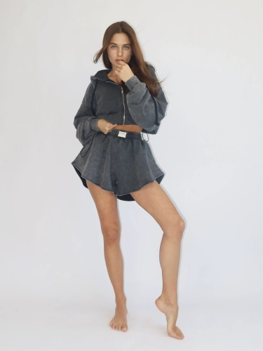 ZESTAW DRESOWY SPODENKI SPRANY EFEKT KOLORU SZARE MISSDENIM BLUZA OVERSIZE CROP.png