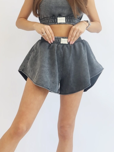 SPODENKI FLIPPY ROZKLOSZOWANE SZORTY DRESOWE BLACK WASHED MISSDENIM krótkie spodneki FLIPPY OD MISS DENIM ZESTAW DRESOWY SPODENKI SPRANY EFEKT KOLORU SZARE MISSDENIM BLUZA OVERSIZE CROP.png