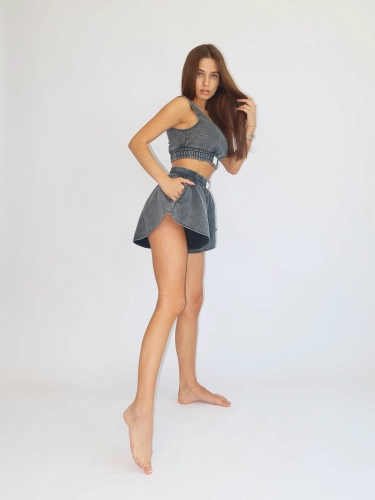 KOMPLET DRESOWY CZARNE FLIPPY MISSDENIM KOMPLET DRESOWY BLACK WASHED SPRANY SZARY EFEKT SPRANIA krótkie spodneki FLIPPY OD MISS DENIM ZESTAW DRESOWY SPODENKI SPRANY EFEKT KOLORU SZARE MISSDENIM BLUZA OVERSIZE CROP.png