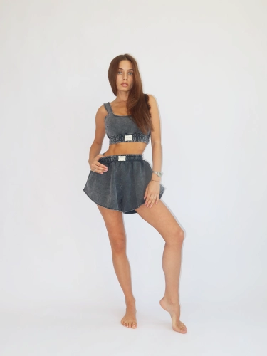 KOMPLET DRESOWY CZARNE FLIPPY MISSDENIM KOMPLET DRESOWY BLACK WASHED SPRANY SZARY EFEKT SPRANIA krótkie spodneki FLIPPY OD MISS DENIM ZESTAW DRESOWY SPODENKI SPRANY EFEKT KOLORU SZARE MISSDENIM BLUZA OVERSIZE CROP.png