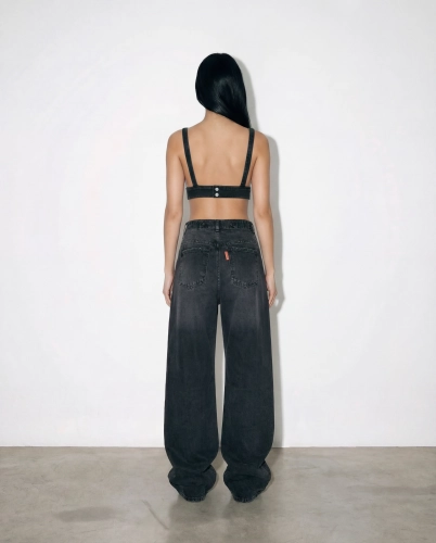 Czarny vintage denim top damski – stylizacja z czarnymi jeansami, dopasowany top z denimu w stylu Y2K, widok od tyłu.