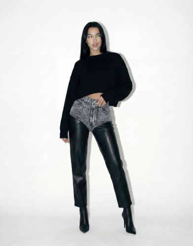 Spodnie damskie slim z wysokim stanem, wykonane z denimu w górnej części i czarnej eco-skóry w dolnej. Model Slim Marmo marki MISSDENIM – na modelce