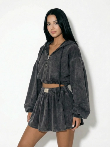 Dresowa spódnica washed black MISSDENIM zaprezentowana na packshocie i na modelce. Rozkloszowany fason z kontrafałdami oraz elastyczna guma w talii. Efekt prania podkreśla nowoczesny styl streetwear.