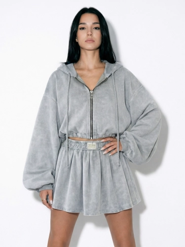 dresowa spódnica washed grey, spódnica dresowa miss denim, spódnica z kontrafałdami, rozkloszowana spódnica dresowa, spódnica z gumą w talii, spódnica streetwear, spódnica athleisure, washed grey skirt, missdenim