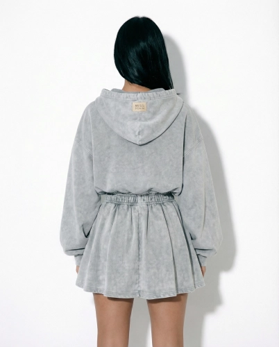 dresowa spódnica washed grey, spódnica dresowa miss denim, spódnica z kontrafałdami, rozkloszowana spódnica dresowa, spódnica z gumą w talii, spódnica streetwear, spódnica athleisure, washed grey skirt, missdenim