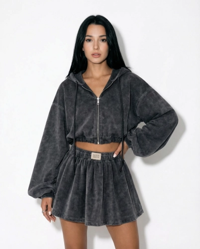 Dresowa spódnica washed black MISSDENIM zaprezentowana na packshocie i na modelce. Rozkloszowany fason z kontrafałdami oraz elastyczna guma w talii. Efekt prania podkreśla nowoczesny styl streetwear.