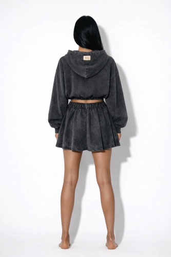 Spódnica dresowa washed black MISSDENIM pokazana na białym tle oraz na modelce. Rozkloszowany fason z kontrafałdami i gumą w pasie. Styl streetwear i nowoczesny efekt prania.