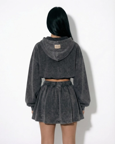 Na zdjęciu widoczna spódnica dresowa washed black MISSDENIM. Rozkloszowany krój, kontrafałdy i guma w talii zapewniają wygodę i swobodę ruchów. Idealna do codziennych stylizacji casual.