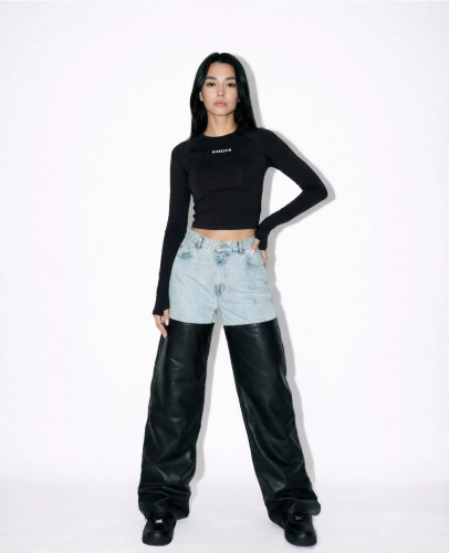 Dwukolorowe spodnie damskie baggy z wysokim stanem, wykonane z denimu w górnej części i czarnej eco-skóry w dolnej. Model Baggy Marmo marki MISSDENIM – widok z przodu.