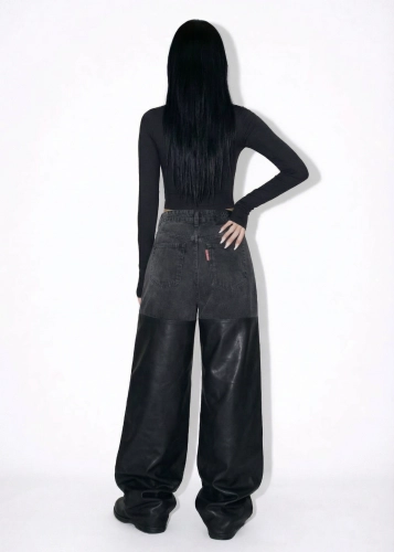 Spodnie baggy MISSDENIM w czarnej wersji kolorystycznej – widok z tyłu, luźna nogawka i wysoki stan. Czarne spodnie damskie baggy denim i eco-skóra MISSDENIM – tył