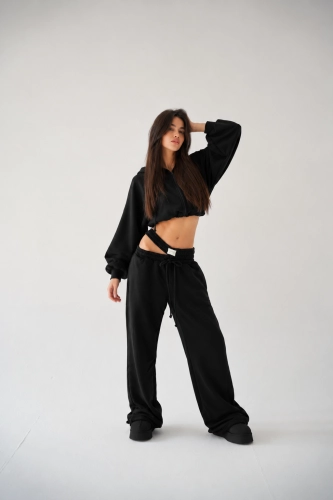 Minimalistyczny portret fashion w czerni (1).png