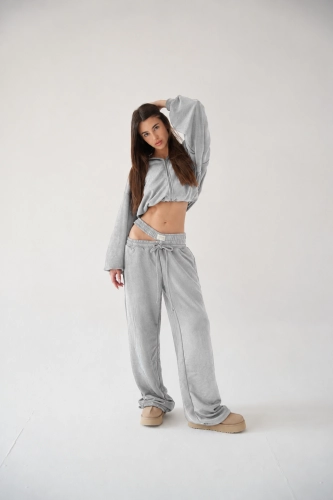 Modelka w szarym dresie mineral wash (1).png
