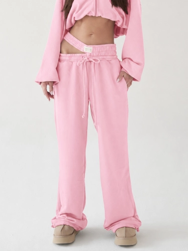 Pastelowy różowy dres w studio (5).png