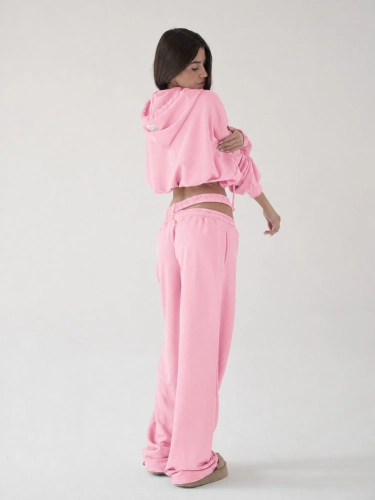 Pastelowy różowy dres w studiu.png